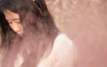 一位年轻女子 头发如云般飘在水中。