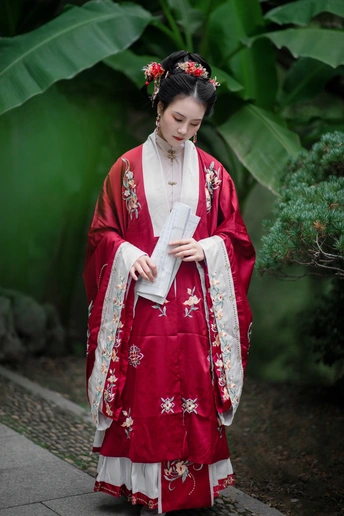 一位穿着传统服装的年轻女子 身着红白相间的和服