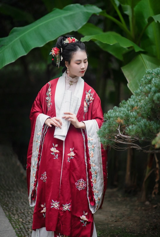 一位穿着红色传统服装的年轻女子