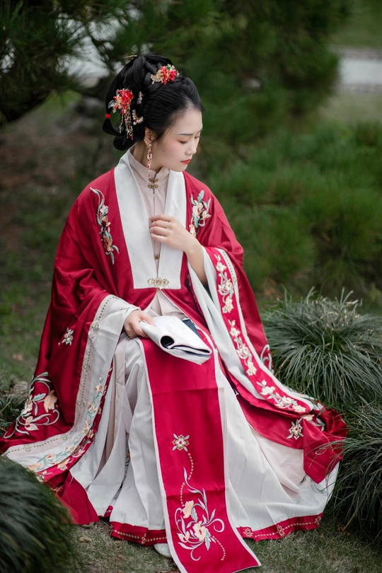 一位穿着传统服装的年轻女子 身着红白相间的和服