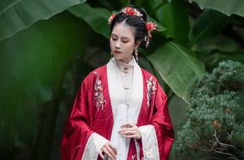 一位穿着红白传统服装的女性