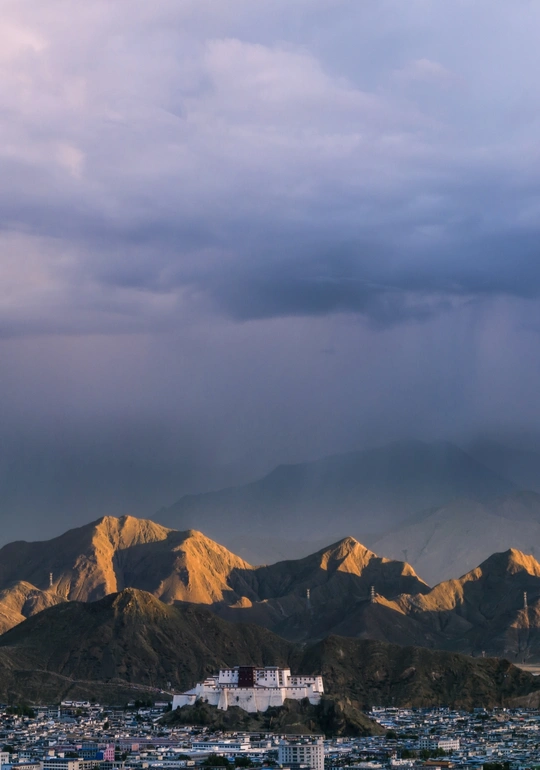 日落时 太阳照亮了群山