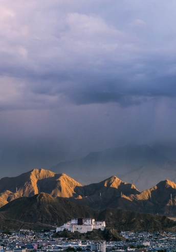 日落时 太阳照亮了群山