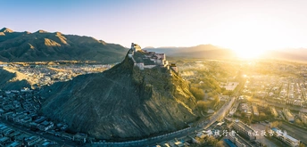 从俯瞰城市的山顶看日落