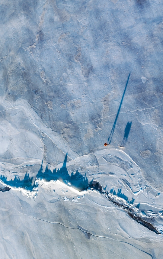 冰川上空的直升机