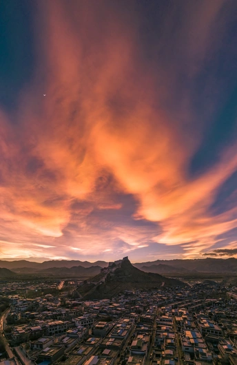 夕阳下有山的城市