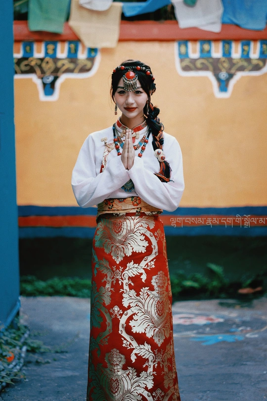 一位穿着传统服装的年轻女孩 穿着红色裙子