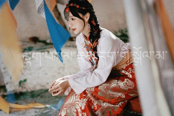 一个穿着传统服装的年轻女孩坐在门口