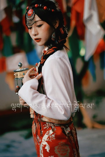 一位身着传统服装的年轻女子持剑