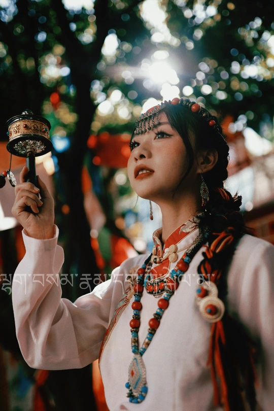 一位穿着传统服装的年轻女子手持灯笼参加节日