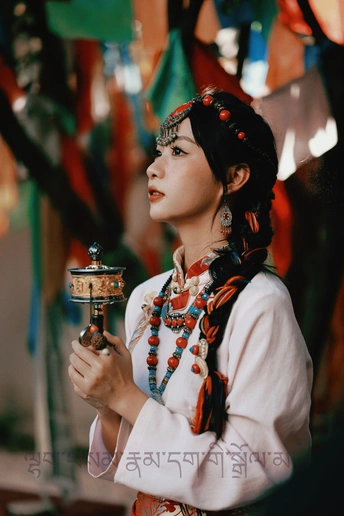 一位穿着传统服装的年轻女子拿着灯笼