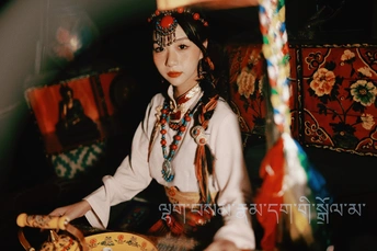 一位穿着传统服装的年轻女子坐在桌子旁