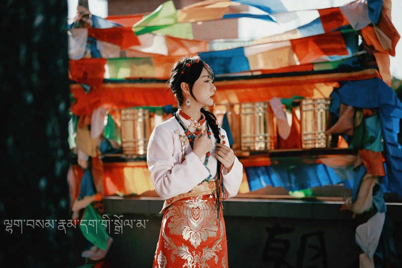 一位穿着日本传统和服的年轻女子站在五彩缤纷的伞下