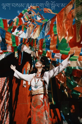 一位年轻女子站在街道上 手持彩色旗帜