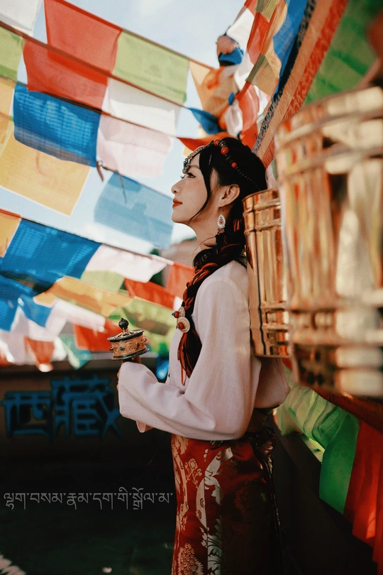 一位穿着传统服装的年轻女子打着伞走在街上。