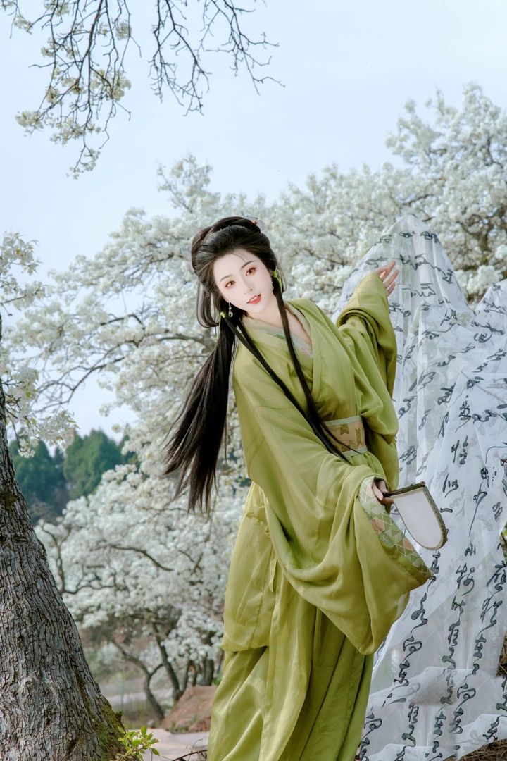 梨花飞舞间