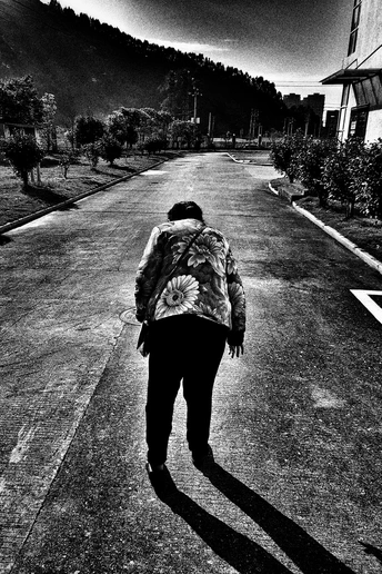 一个背着背包的男人和一个女人一起沿着街道走