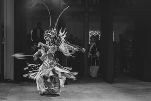 黑白照片 舞者表演传统舞蹈