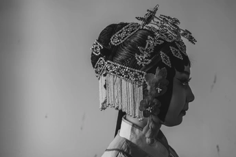 一张黑白照片 一个年轻女孩穿着服装。