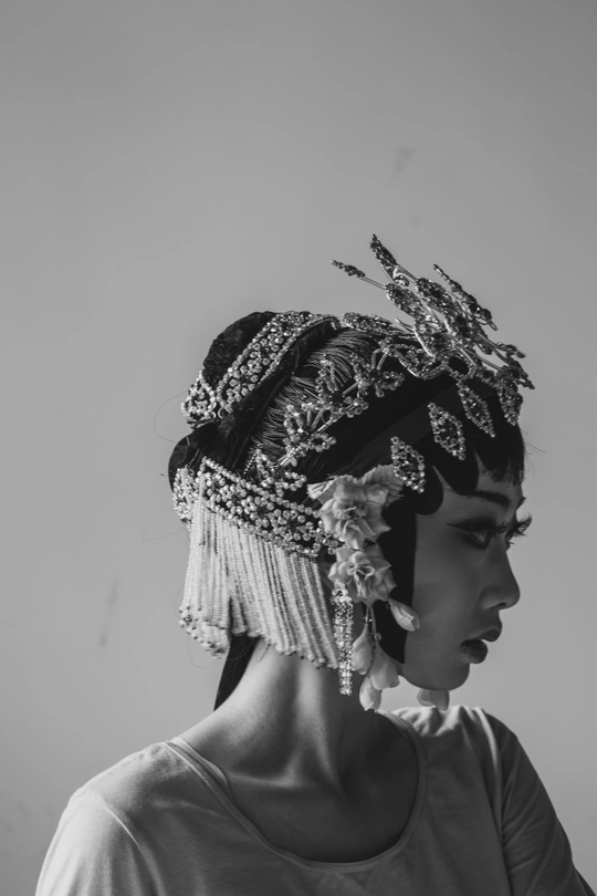 一位头戴花帽子的女士