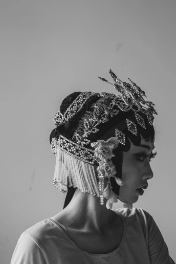 一位头戴花帽子的女士