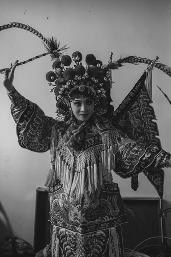 一位穿着传统服装参加舞蹈的年轻女子