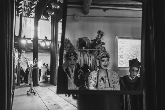 黑白照片 人们穿着 costumes