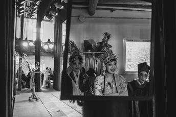 黑白照片 人们穿着 costumes