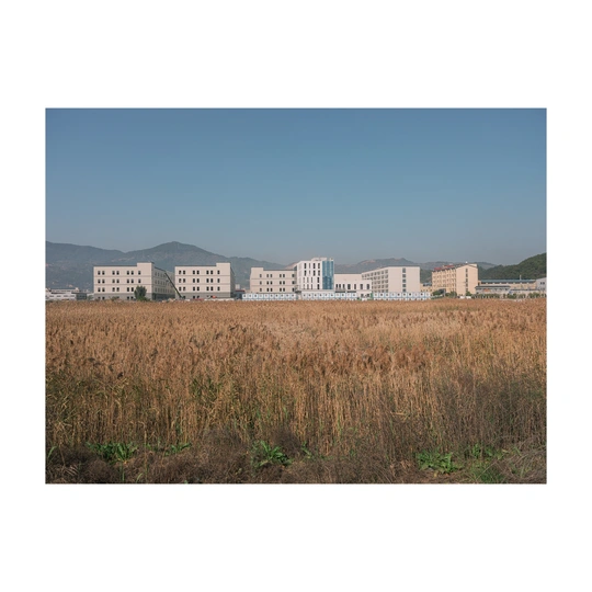 前方有建筑 背景有山