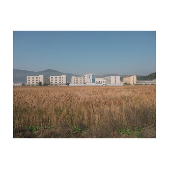 前方有建筑 背景有山