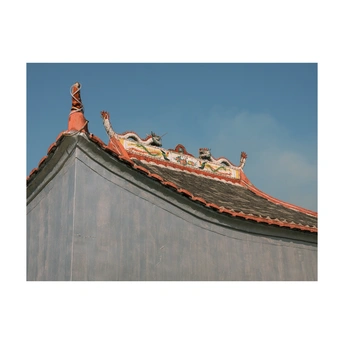 建筑物的屋顶与蓝天