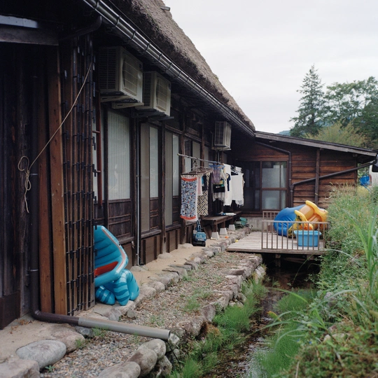 房子前面的一条小溪