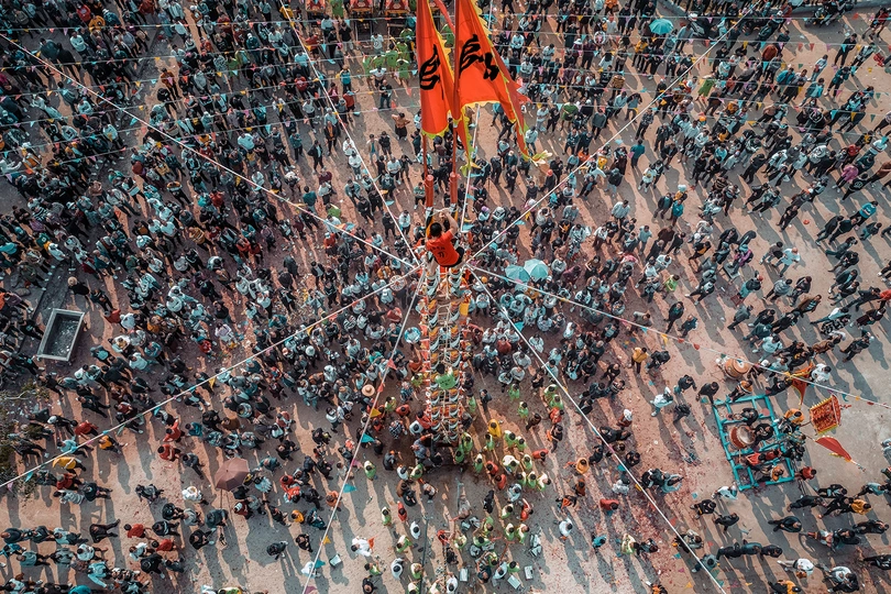 很多人聚集在一起