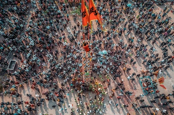 很多人聚集在一起