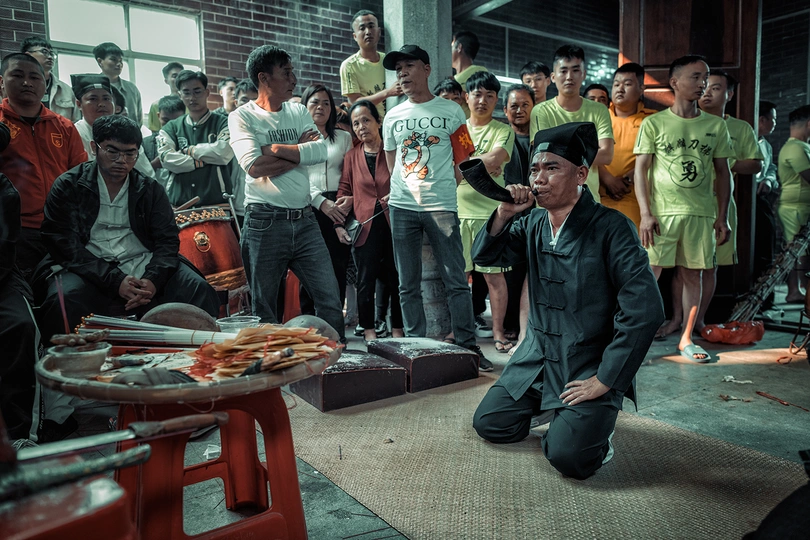 一个站在人群中的男子正在观看