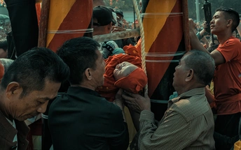 人群站在一艘船上