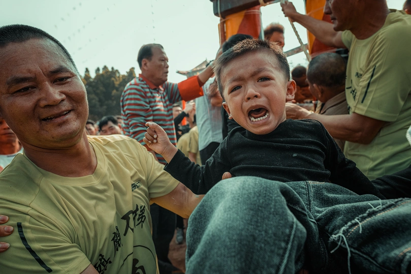 一个男子和一个年轻男孩在船上