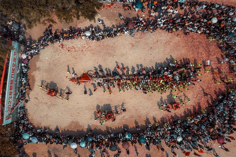 一群人围绕着一只眼睛站成一个圆圈