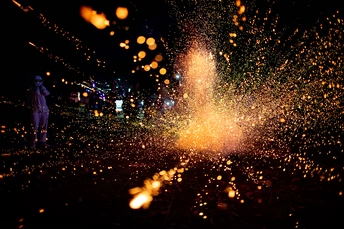 夜晚街道上的水光爆炸