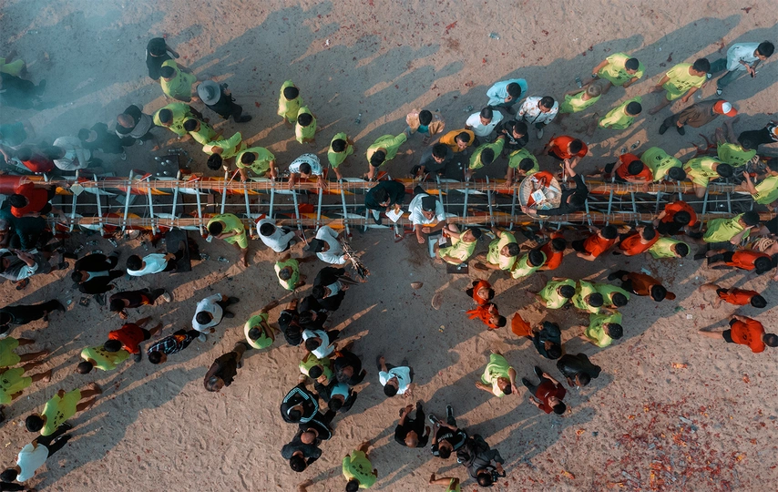 一群人站在彼此旁边