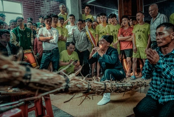 人群在观看一个拿着棍子的男人