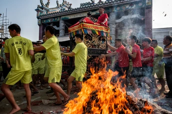 一些年轻男子在节日上围绕着篝火。