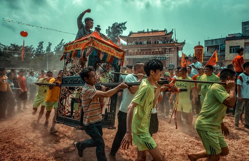 一群人和男人在尘土中玩耍