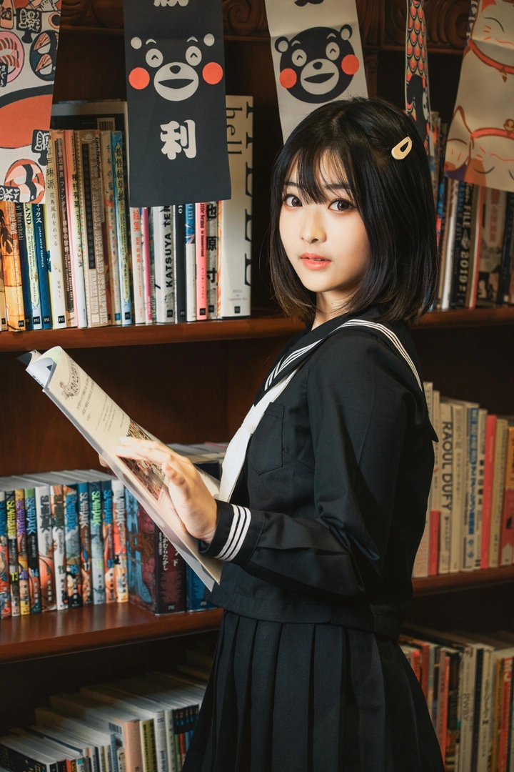 爱看漫画的少女
