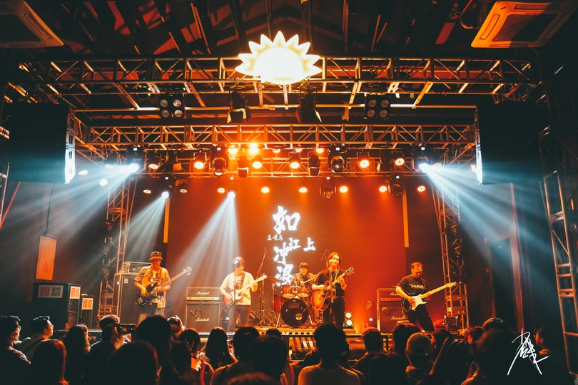 舞台上有一支乐队 前面有观众。