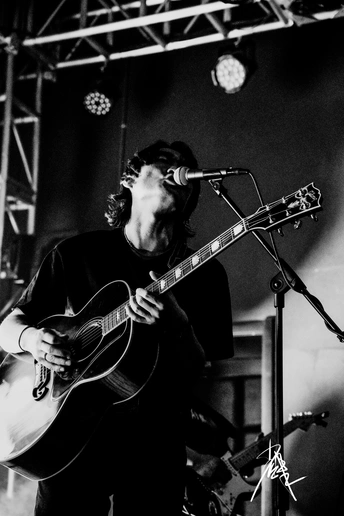 一个人在舞台上弹奏乐器 夜晚音乐会