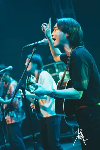 图片可能包含人、舞台上、演奏乐器、吉他、音乐会和夜晚。