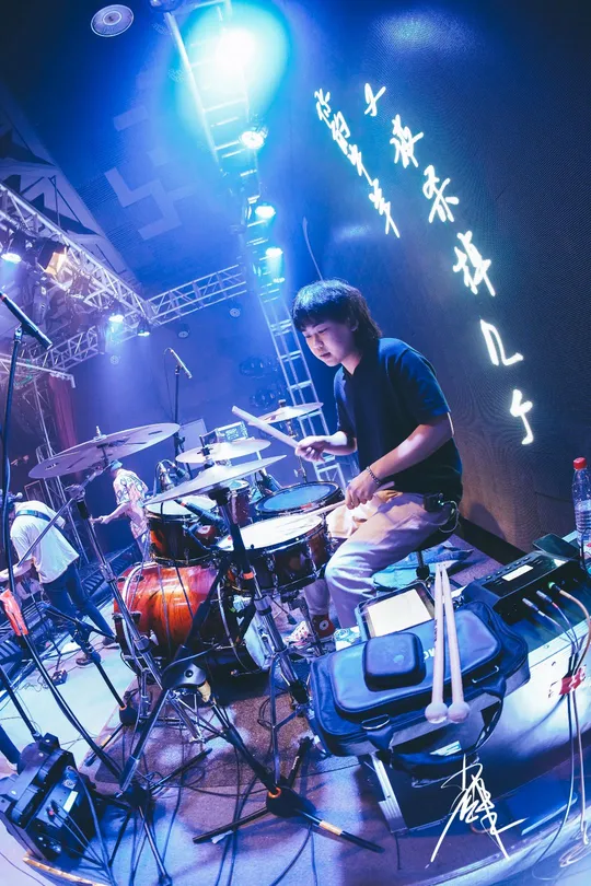 图片可能包含人、舞台上、演奏乐器、音乐会、夜晚和室内。