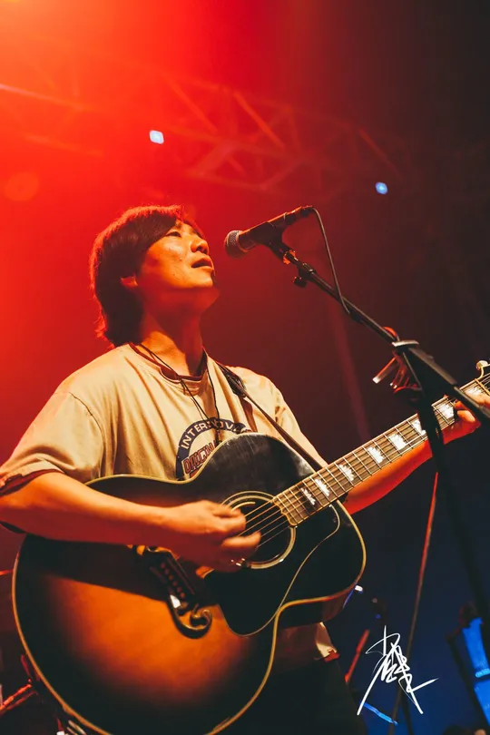 图片可能包含人、舞台上、演奏乐器、夜晚和音乐会。