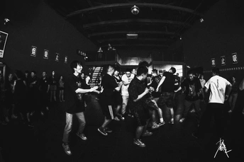 一张黑白照片 人们正在跳舞。